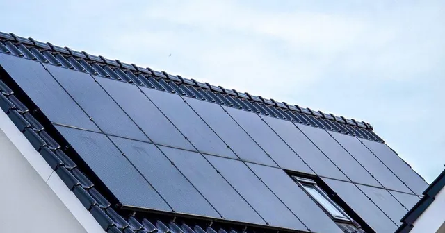 Solcellepaneler monteret på et tag